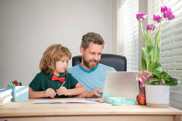 Hombre maduro maestro o papá ayudar a niño hijo con la tarea de la escuela en la computadora, la infancia — Foto de Stock