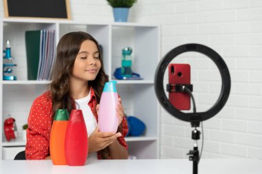 Saç kremi. Gülümseyen kız selfie çekti. çocuk güzellik blogcusu.