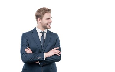 Kendine güvenen bir çalışan iş elbisesinde mutlu bir gülümseme kollarını kavuşturup kendine güveniyor.