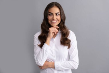 Düşünceli, profesyonel bir kadın çalışanın gülen gri bir geçmişi olduğunu düşünüyor.