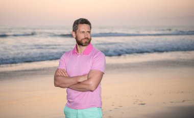 Denizin ötesindeki adam, gün doğumunda, yaz plajında, kopyalama alanında, deniz manzarasında