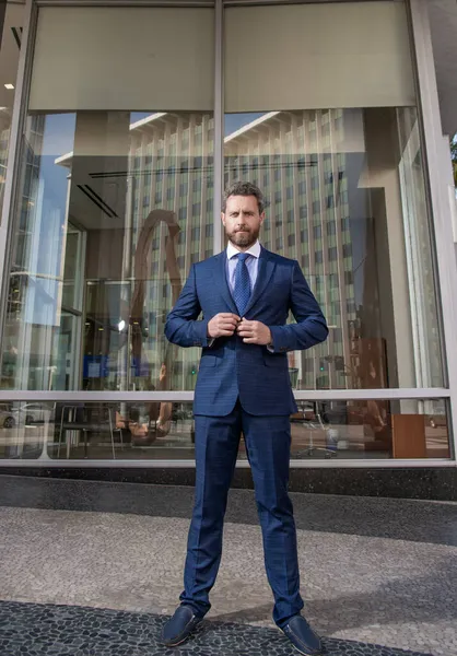 Empresário maduro em formalwear. sucesso empresarial. homem de sucesso em terno de negócios. — Fotografia de Stock