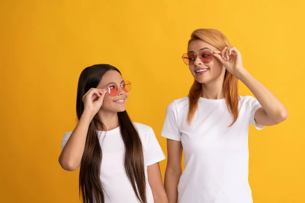 엄마와 딸 이 선글라스를 쓴 채웃으면서 말이죠. 아름다움 과 패션. 여성 패션 모델. — 스톡 사진