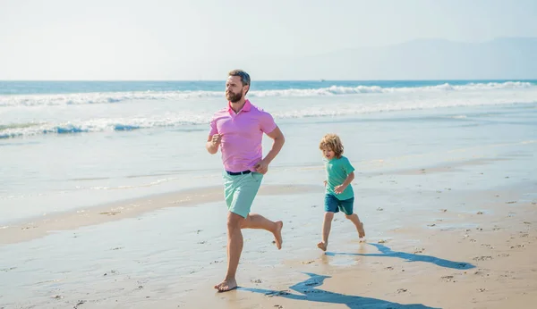 Infância e paternidade. O pai com o miúdo no oceano. Dia da família de fim de semana. pai e filho — Fotografia de Stock