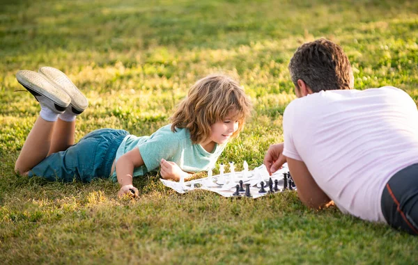 Rodinný den. rodičovství a dětství. Šach mat. spolu trávit čas. strategická a taktická. — Stock fotografie