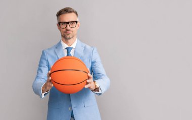 Yakışıklı adam basketbol topunu gri arka planda tut, fotokopi alanı, iş yeri