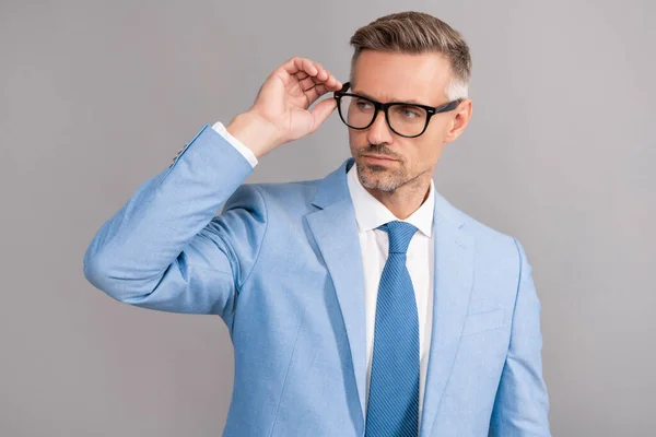 Homem de sucesso em terno de negócios e óculos em fundo cinza, sucesso — Fotografia de Stock