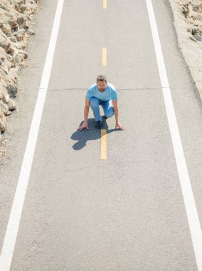 Meydan okuma ve rekabet. Sağlıklı bir yaşam tarzı. Olgun bir adam yola koyuluyor. spor etkinliği.