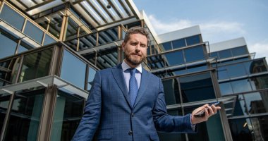 Sorun var. Cep telefonu olan yetişkin bir CEO. Telefon var. mobil bağlantı teknolojisi.