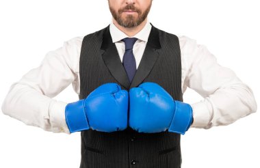 Beyaz arka planda izole edilmiş boks eldivenli ve takım elbiseli adam, başarı.