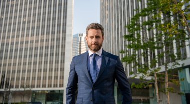 Profesyonel traşsız CEO. Formalite içinde yakışıklı bir iş adamı. iş başarısı.