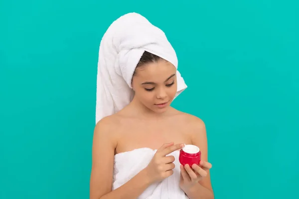 Criança na torre de banho aplicando creme de pele, máscara facial — Fotografia de Stock