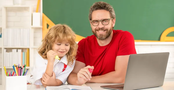 Papa en zoon studeren in de klas met laptop, online onderwijs — Stockfoto