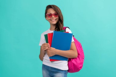 1 Eylül çocukluğu. Okul çantalı öğrenci ders çalışmaya hazır..