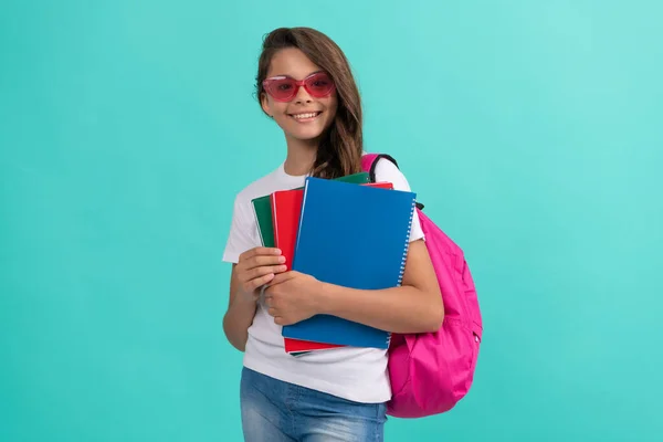 1. septiembre infancia. estudiante niño con la bolsa de la escuela listo para estudiar. —  Fotos de Stock