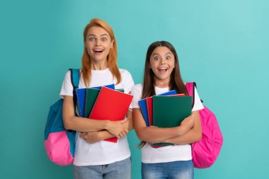 Şaşkın öğrenci ve öğrenci. Anne ve genç kız ders çalışıyor. özel öğretmen ve çocuk