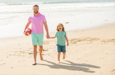 Baba ve çocuk dışarıda eğleniyorlar. Çocukluk ve ebeveynlik. Aile tatilleri.
