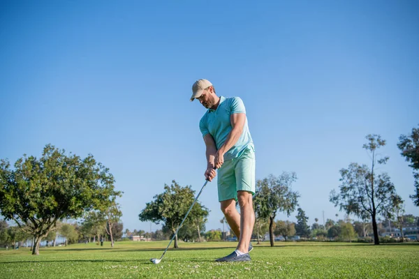 Teljes hosszúságú férfi golfozni játék zöld fű, sport — Stock Fotó