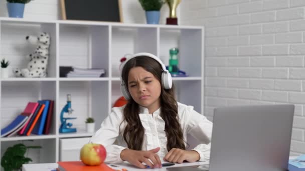Sömnig uttråkad unge stirrar på att leka med äpple på lektionen online i hörlurar, elärande — Stockvideo