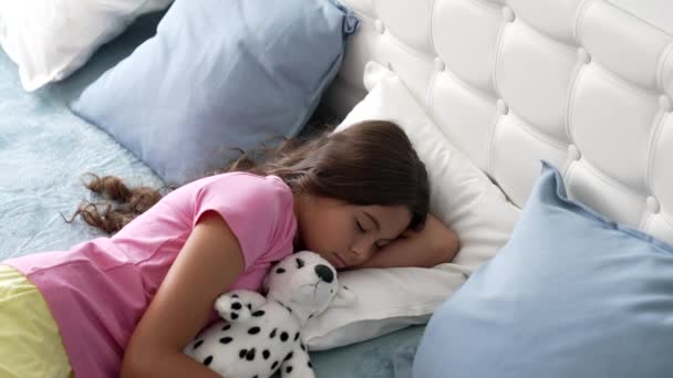 Детский спокойный сон ребенка в постели с игрушкой, здоровый сон — стоковое видео
