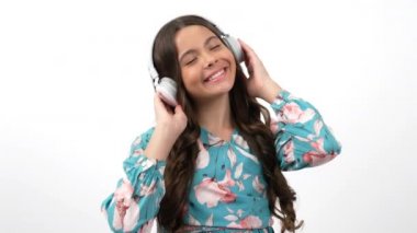 Müzikten hoşlanan mutlu genç kız müzik listesini kulaklıkla ve dansla dinle, müzik eğlencelidir.