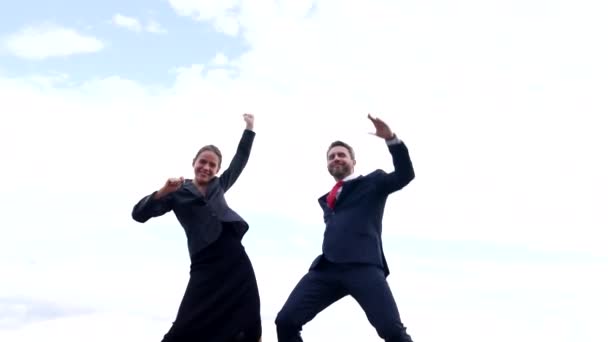 Счастливые мужчина и женщина уверенная деловая пара танцуют в небе, танцуя — стоковое видео