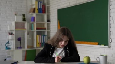 Sinirli çocuğun sınıfta ve üniversitede yazma sorunu var.