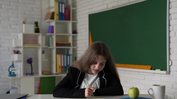 Сердитый ребенок испытывает проблемы с написанием в классе, колледже — стоковое видео