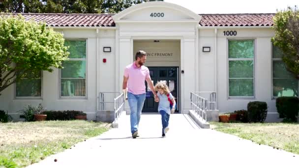 Щасливий тато і дитина біжать додому після школи, повільний рух, перший клас — стокове відео