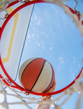 Smaç basıldı. Profesyonel oyuncu. Spor başarısı. Basketbol maçında skor.