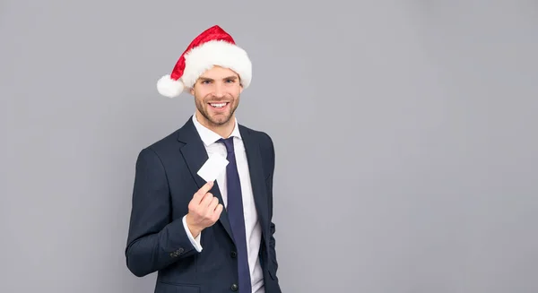 Šťastný nový rok. Veselé Vánoce. obchodník v Santa klobouk show kreditní nebo debetní karty. — Stock fotografie