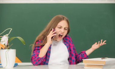 Pazarlık. İletişim. Çocuk telefonda konuşuyor. Klasik telefonu olan bir çocuk. konuşma.