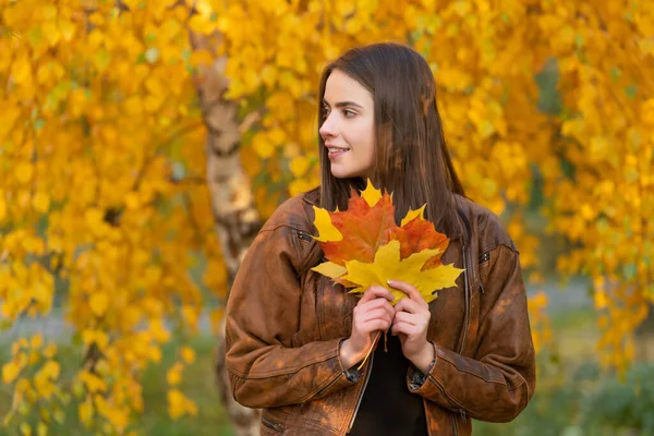 Hermoso retrato de la cara. belleza natural. moda temporada otoño. chica disfrutar del tiempo con hojas de otoño. —  Fotos de Stock