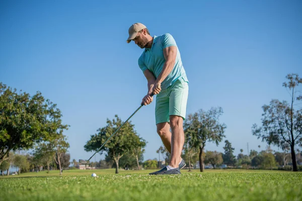 Aktive männliche Golfspieler auf professionellem Platz mit grünem Gras, Golfen — Stockfoto