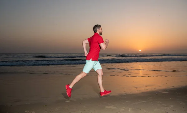 Wytrzymałość i wytrzymałość. Bieganie sprinterem. sport sportowiec biegać szybko, aby wygrać w morzu zachód słońca. — Zdjęcie stockowe