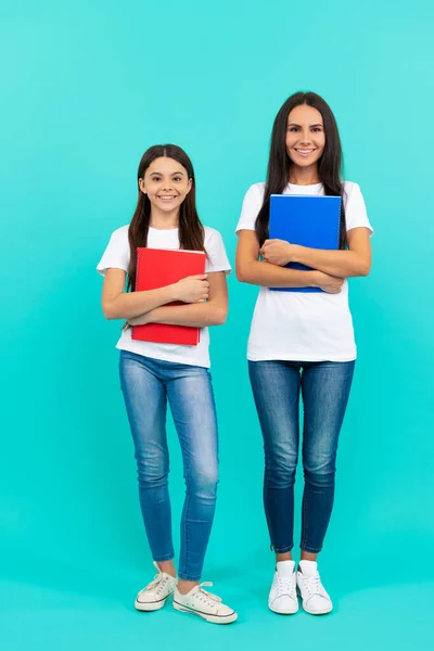 Šťastný žák a student. Máma a dospívající dívka studují. soukromý učitel a dítě s copybookem — Stock fotografie
