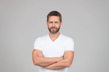 Bir erkek olarak kendinden emin olmak. Tıraşsız, kendine güvenen, gri bir geçmişi var. Kendine güven.