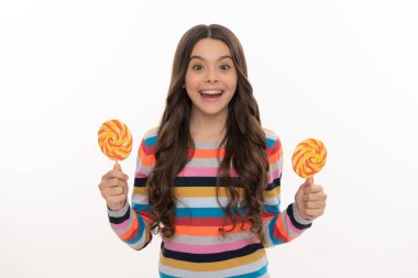 beyaz arka planda izole edilmiş lolipop şekerli süveterli çocuk, diş bakımı.