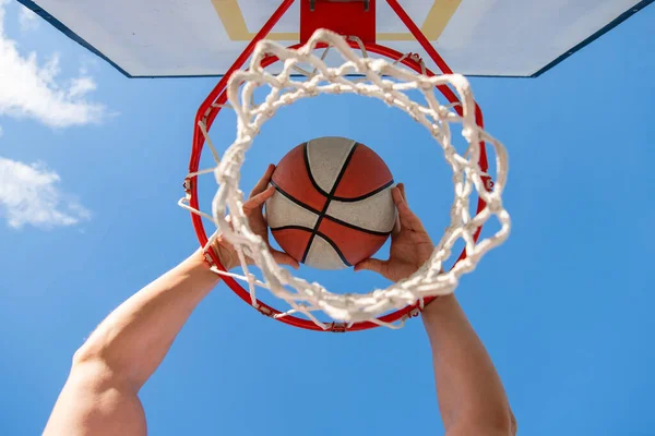 Profesyonel oyuncu. Spor başarısı. Basketbol maçında skor. — Stok fotoğraf
