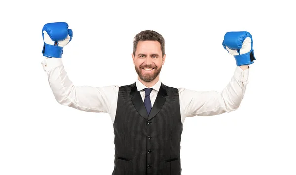 Счастливый парень в боксерских перчатках и формальной одежде празднуют успех изолированы на белом фоне, бокс — стоковое фото