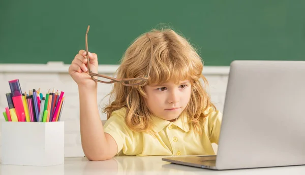 3.认真的男孩在网上学习，在学校课堂上带着笔记本电脑，知识日 — 图库照片