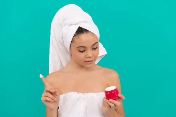 Criança na torre de banho aplicando creme facial, máscara facial — Fotografia de Stock