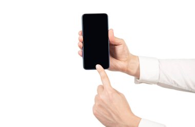 Ürün teklifi. Reklam sunumu. kopyalama alanı. Telefon ekranını sunan adamın eli