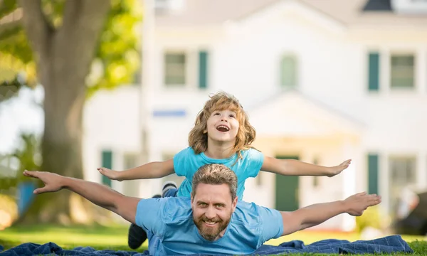 Enfance et parentalité. parent passer du temps libre avec un petit enfant garçon sur l'herbe. — Photo