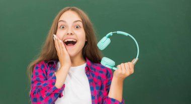 Müzik dinle. Kablosuz kulaklık cihazı aksesuarı. Yeni teknoloji. çocukluk gelişimi