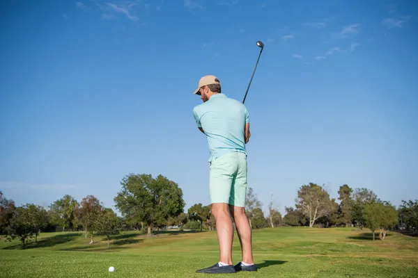 Jugador de golf masculino en el campo de golf profesional. retrato de golfista en gorra con palo de golf. — Foto de Stock