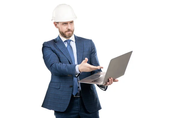 Professional engineer in hardhat point at laptop screen for engineering, computer software — Stock Photo, Image