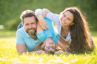 Arkadaş canlısı aile yazın eğleniyor. Küçük çocukla mutlu bir aile. Anne, baba ve oğul rahatlayın.