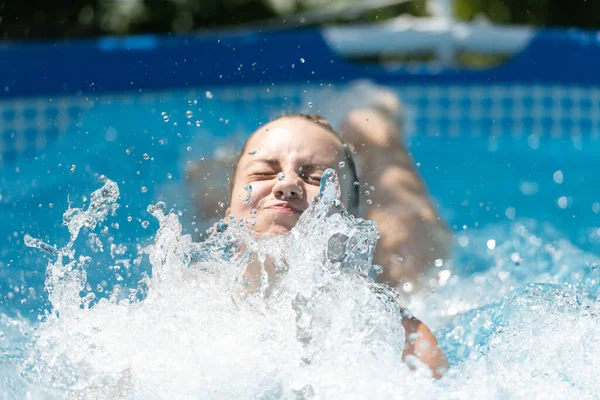 女の子の子供は夏休みにレジャープールで水泳を楽しむ、楽しい — ストック写真