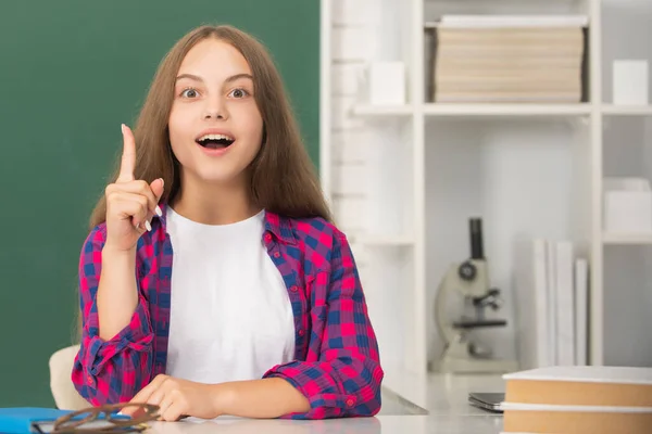 Inspiriertes Kind im Klassenzimmer auf Tafel-Hintergrund. 1. September Kindheit. — Stockfoto